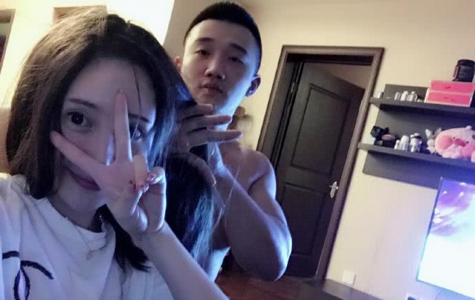 死亡宣告新任女友曝光,复播仅500粉丝心态爆炸,网友:偷着笑