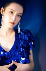 李沁首次尝试“液体裙”,全程身材秀出,男粉都看红脸