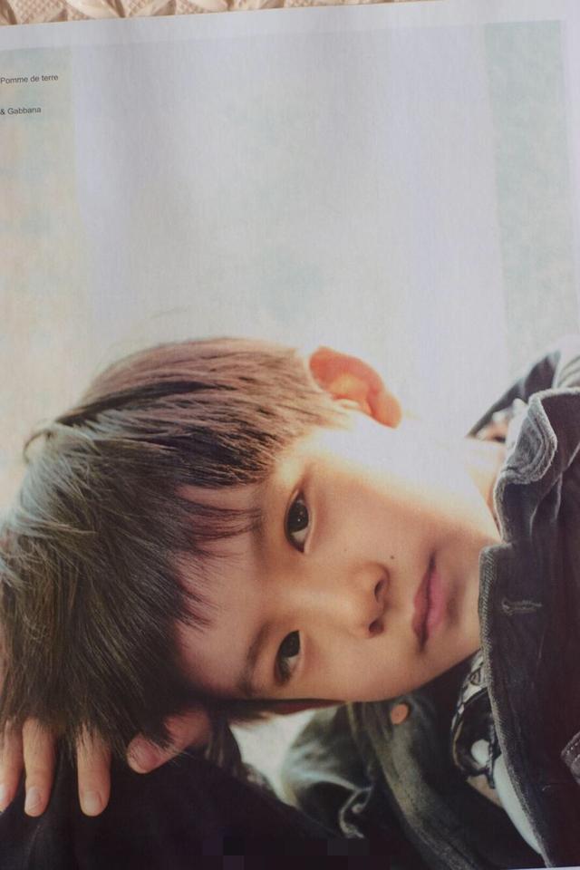 胡军儿子康康近照!9岁一副硬汉样散发着荷尔蒙,和多多郎才女貌