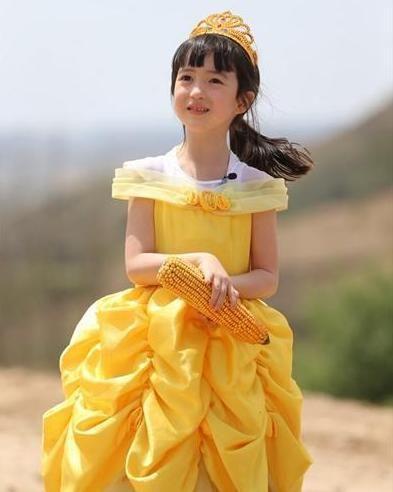 胡军儿子康康近照!9岁一副硬汉样散发着荷尔蒙,和多多郎才女貌