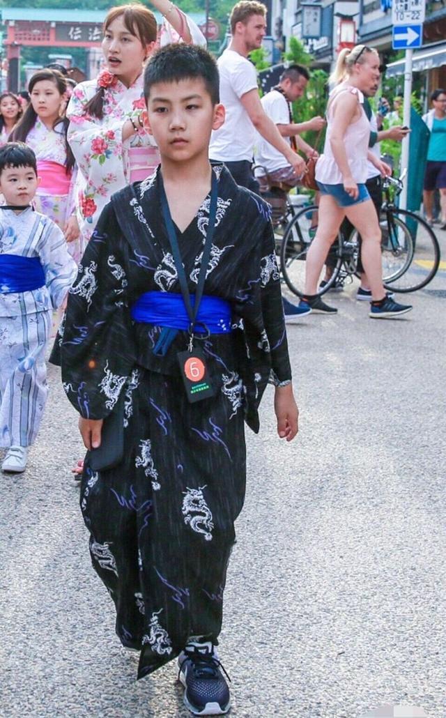 胡军儿子康康近照!9岁一副硬汉样散发着荷尔蒙,和多多郎才女貌