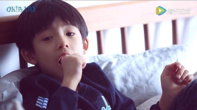 胡军儿子康康近照!9岁一副硬汉样散发着荷尔蒙,和多多郎才女貌