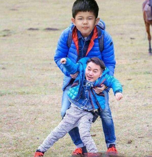 胡军儿子康康近照!9岁一副硬汉样散发着荷尔蒙,和多多郎才女貌