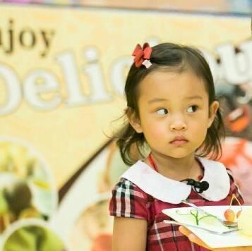 胡军儿子康康近照!9岁一副硬汉样散发着荷尔蒙,和多多郎才女貌