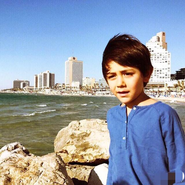 胡军儿子康康近照!9岁一副硬汉样散发着荷尔蒙,和多多郎才女貌