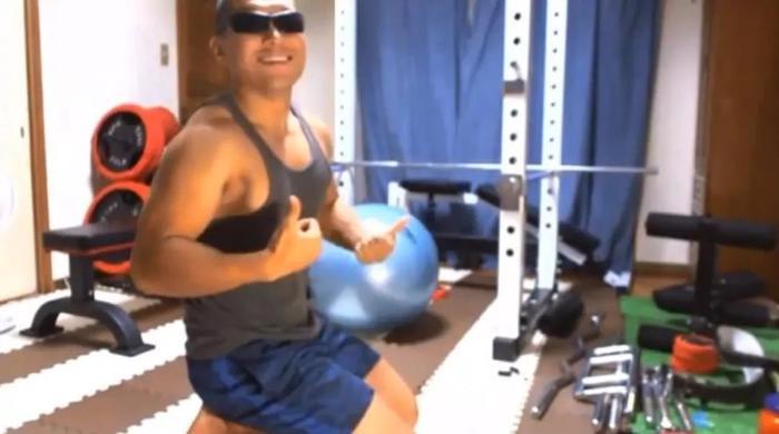 为了减肥,美少女高中生进入健身房,还拜哲学肌肉大佬为师