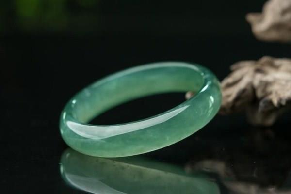 什么是冰种翡翠 冰种翡翠与普通翡翠有什么区别