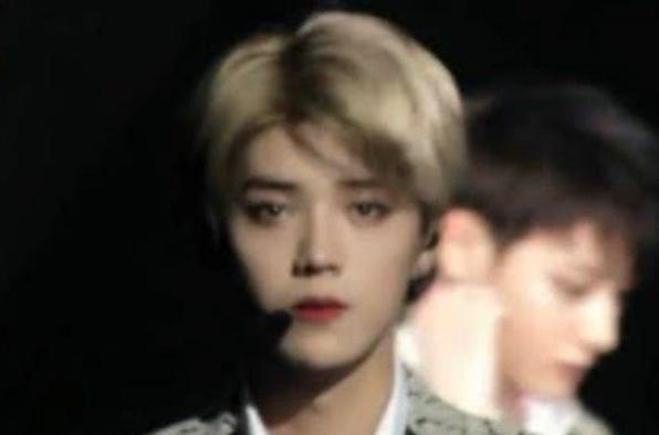 终于知道关晓彤为啥喜欢鹿晗了,看到他的旧照,网友:我都爱上了