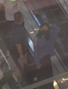 ​40岁马苏疑恋情曝光，与男性友人逛街被拍，为他挑选衣服行为亲密