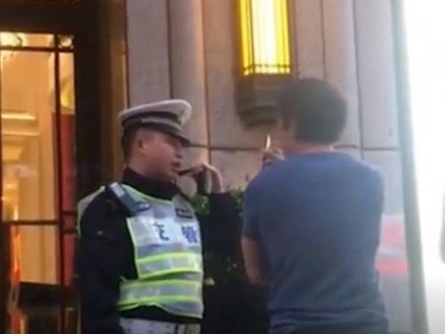 “这里不是100年前”!上海交警怒斥日本男子,网友纷纷叫好