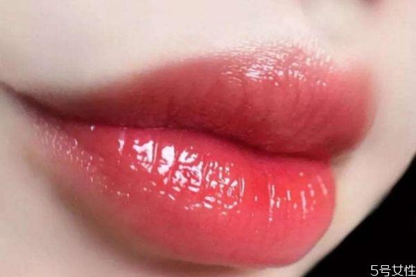 唇釉为什么老是粘牙齿 唇釉粘牙齿怎么办 唇釉为什么老是粘牙齿 唇釉粘牙齿怎么办