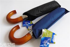 遮阳伞的选择标准 有黑胶涂层的防晒效果更好 遮阳伞的选择标准 有黑胶涂层的防晒效果更好