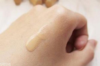 ​平头粉底刷怎么用 平头粉底刷的使用方法