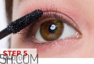 玫红色口红配什么眼影？玫红色口红眼影颜色搭配