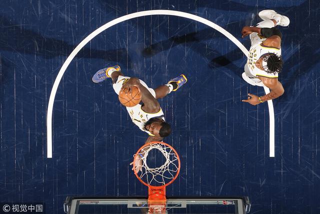 史蒂芬森怪异的运球引爆全场，“吹气帝”永远是个超级笑料！