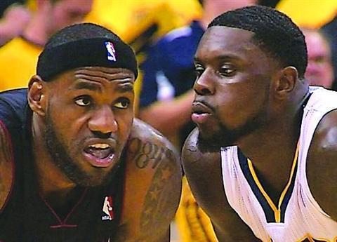 史蒂芬森怪异的运球引爆全场，“吹气帝”永远是个超级笑料！