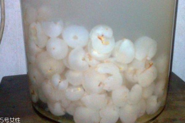 荔枝可以泡酒吗 荔枝泡酒怎么做 荔枝可以泡酒吗 荔枝泡酒怎么做