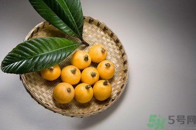 ​枇杷能跟百合一起煮吗？ 枇杷能和银耳一起煮吗？