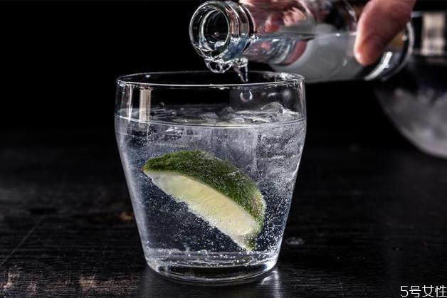 金汤力鸡尾酒多少钱一杯 金汤力鸡尾酒的故事 金汤力鸡尾酒多少钱一杯 金汤力鸡尾酒的故事