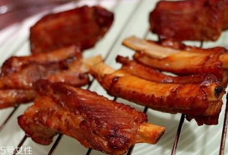 烤箱烤排骨要包锡纸吗 用锡纸和不用锡纸的区别