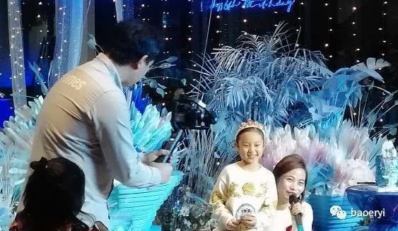 甜馨生日聚会照片曝光！贾乃亮妈妈疑现身，风波后婆媳首同框