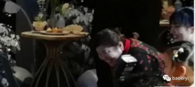 甜馨生日聚会照片曝光！贾乃亮妈妈疑现身，风波后婆媳首同框