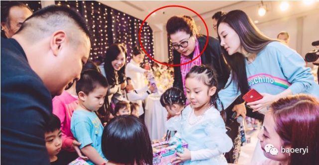 甜馨生日聚会照片曝光！贾乃亮妈妈疑现身，风波后婆媳首同框