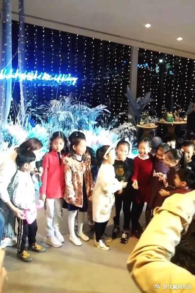 甜馨生日聚会照片曝光！贾乃亮妈妈疑现身，风波后婆媳首同框