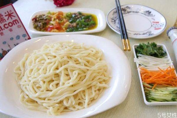 什么是手擀面呢 手擀面有什么营养价值呢 什么是手擀面呢 手擀面有什么营养价值呢