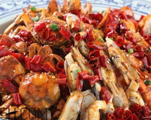 香辣蟹可以用啤酒烧吗 吃香辣蟹能喝酒吗 香辣蟹可以用啤酒烧吗 吃香辣蟹能喝酒吗