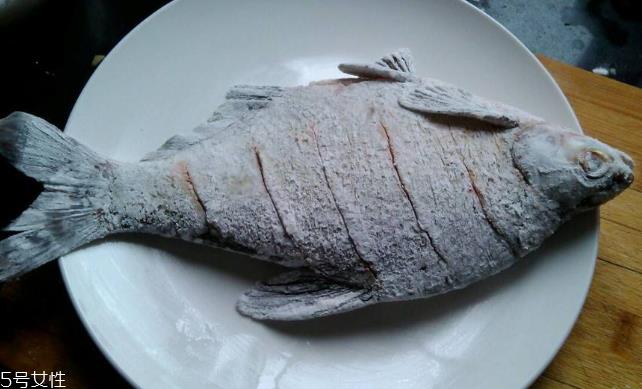 鳊鱼和草鱼哪个刺少 草鱼刺少 鳊鱼和草鱼哪个刺少 草鱼刺少