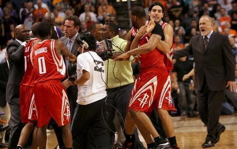 奥尼尔和姚明打架，麦迪那眼神就像一团火！