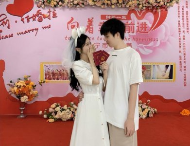 ​姿态直播过生日，却当场向刘刘汪求婚？刘刘汪镜头大秀戒指