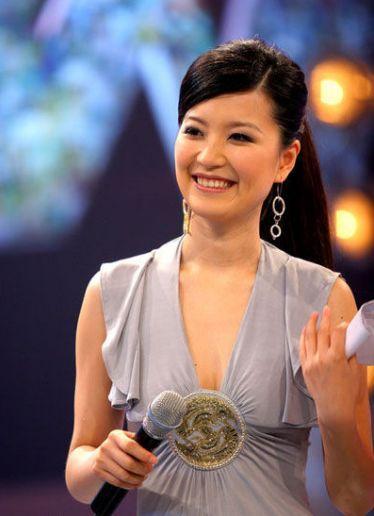上海卫视首席当家花旦,与粉丝低调结婚,今喜获双胞胎,很幸福
