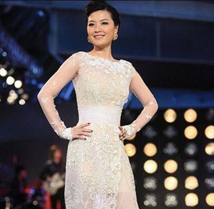 上海卫视首席当家花旦,与粉丝低调结婚,今喜获双胞胎,很幸福