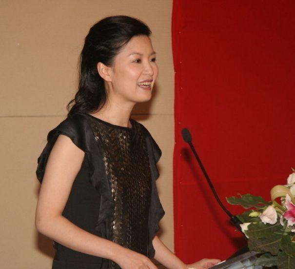 上海卫视首席当家花旦,与粉丝低调结婚,今喜获双胞胎,很幸福