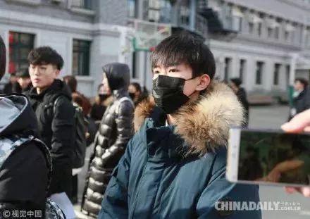 又是一年艺考时！易烊千玺低调现身中戏艺考，朗诵诗歌《穿裤子的云》！