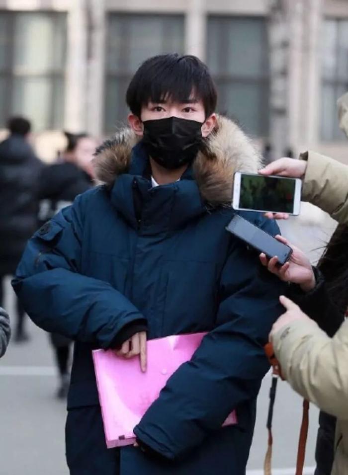 又是一年艺考时！易烊千玺低调现身中戏艺考，朗诵诗歌《穿裤子的云》！