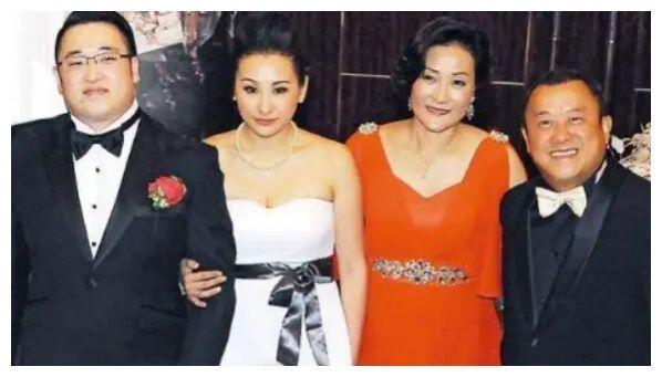 她未婚先孕巧嫁豪门,骂丈夫又胖又丑,在公公寿宴勾引男星