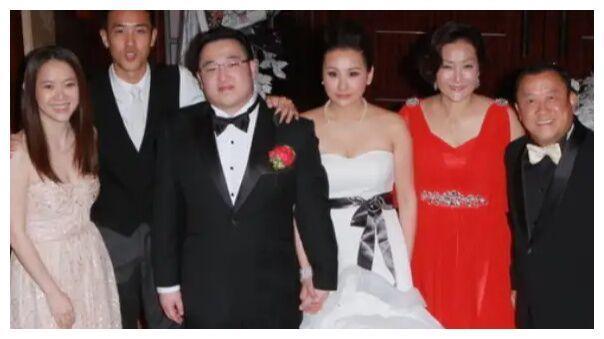 她未婚先孕巧嫁豪门,骂丈夫又胖又丑,在公公寿宴勾引男星