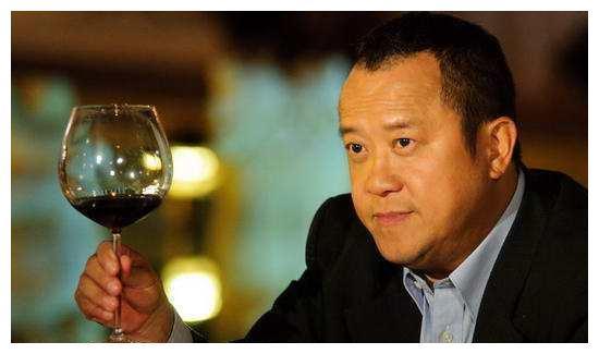 她未婚先孕巧嫁豪门,骂丈夫又胖又丑,在公公寿宴勾引男星