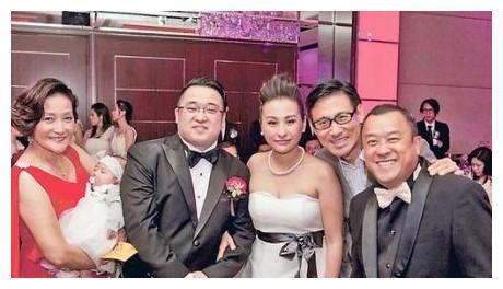 她未婚先孕巧嫁豪门,骂丈夫又胖又丑,在公公寿宴勾引男星