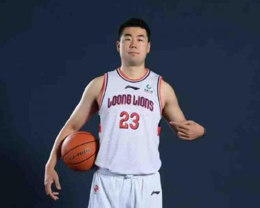 ​广州龙狮出师不利？内线连伤两人，难怪退役老将要复出！