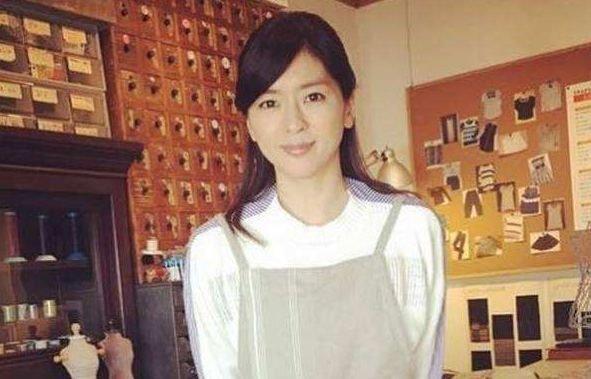 曾是众多观众的梦中情人，对李连杰因戏生情，今45岁仍没有另一半