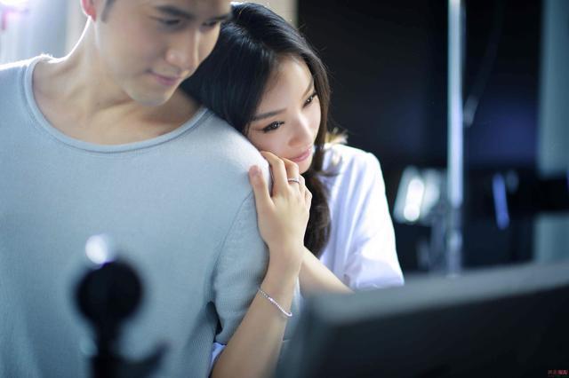 为了回不去的过去，守着那些已经过去的回忆