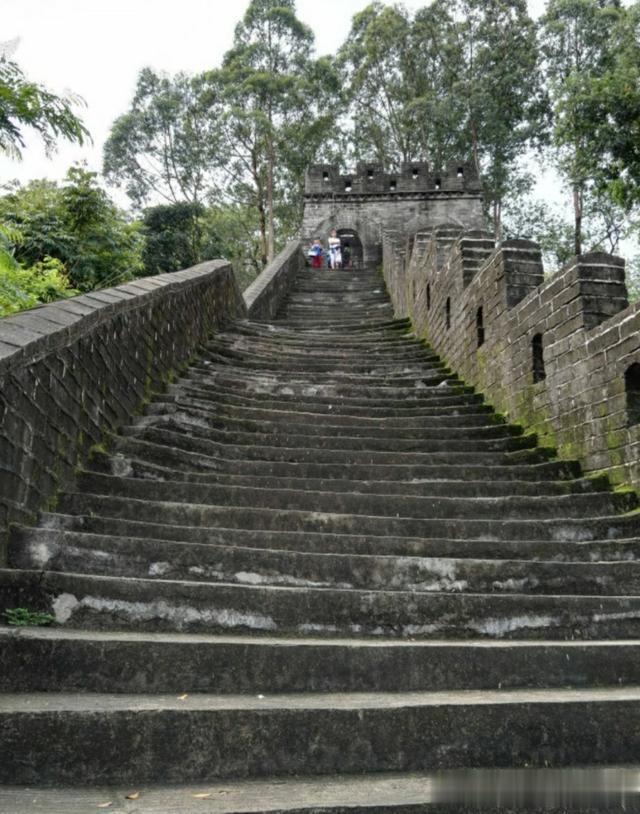 在深圳花50毛钱门票就可以爬长城，就在布吉，号称小欢乐谷！