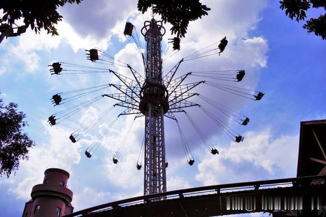 在深圳花50毛钱门票就可以爬长城，就在布吉，号称小欢乐谷！