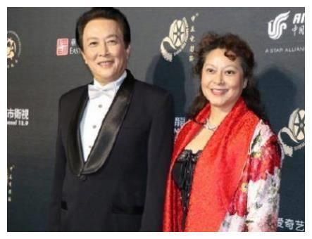 唐国强55岁混血妻子近照曝光,浓眉大眼气质绝佳,结婚26年超恩爱