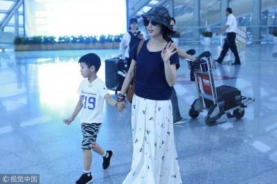 豪门阔太黄圣依与儿子安迪现身机场 安迪被妈妈手串吸引注意力