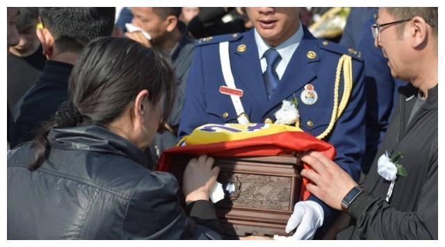 凉山英雄与詹姆斯球衣一起安葬，刘代旭一路走好